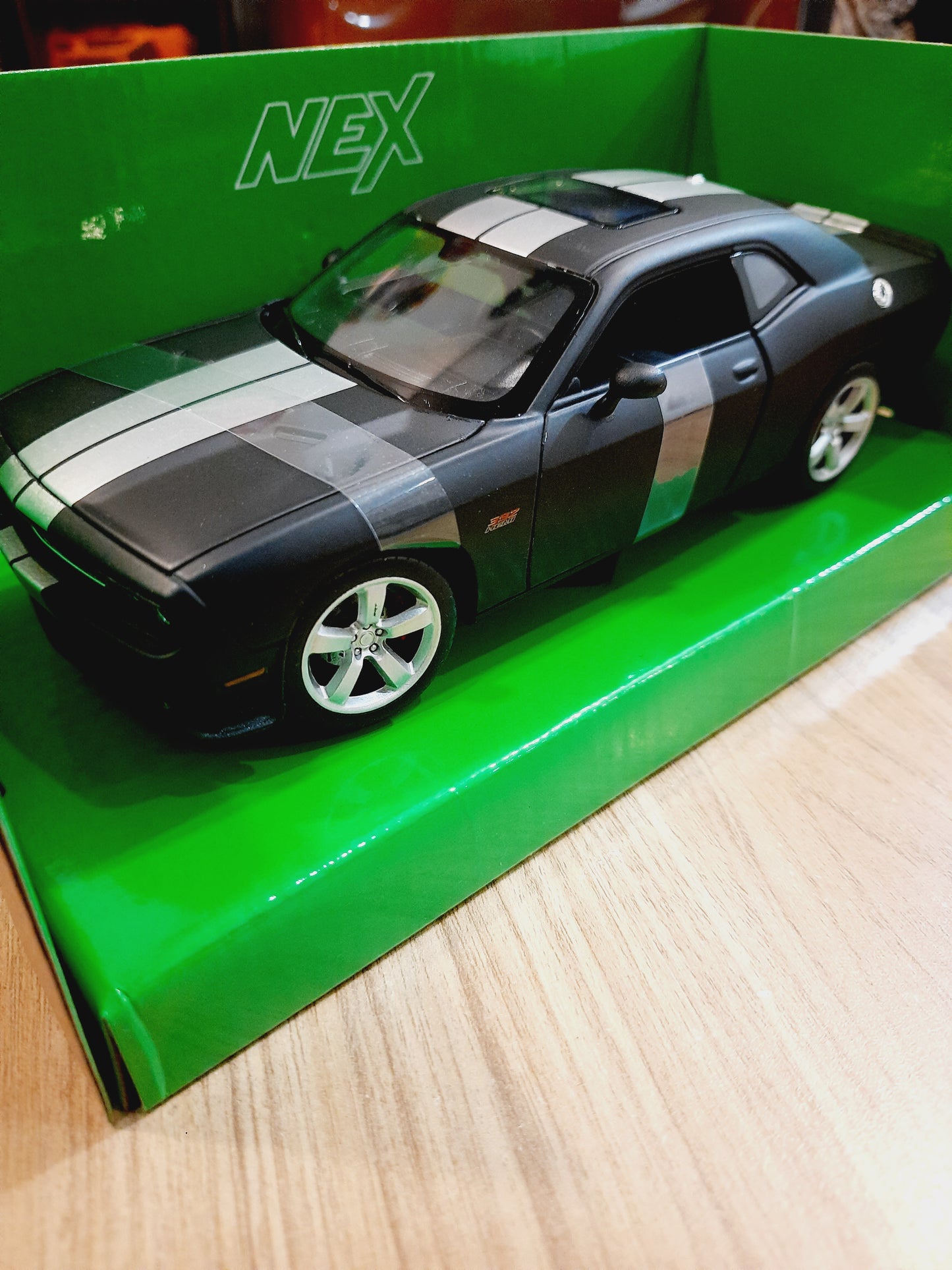 (Paint chip issue, Without box) Welly 2012 Dodge Challenger SRT 1:24 Diecast Scale Model Car