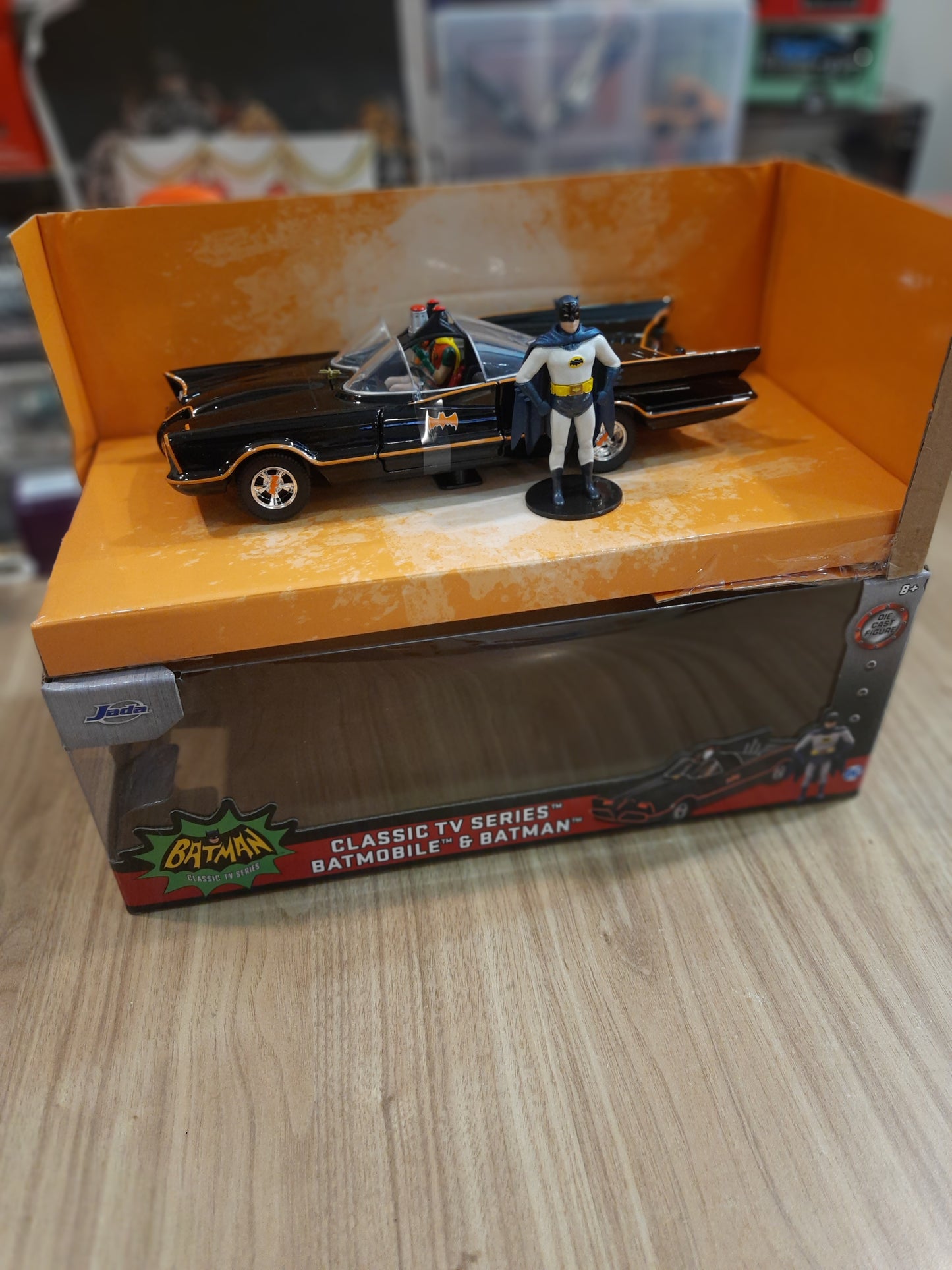 Jada Classic Tv Series Batmobile & Batman 1:24 Diecast Scale Model Car