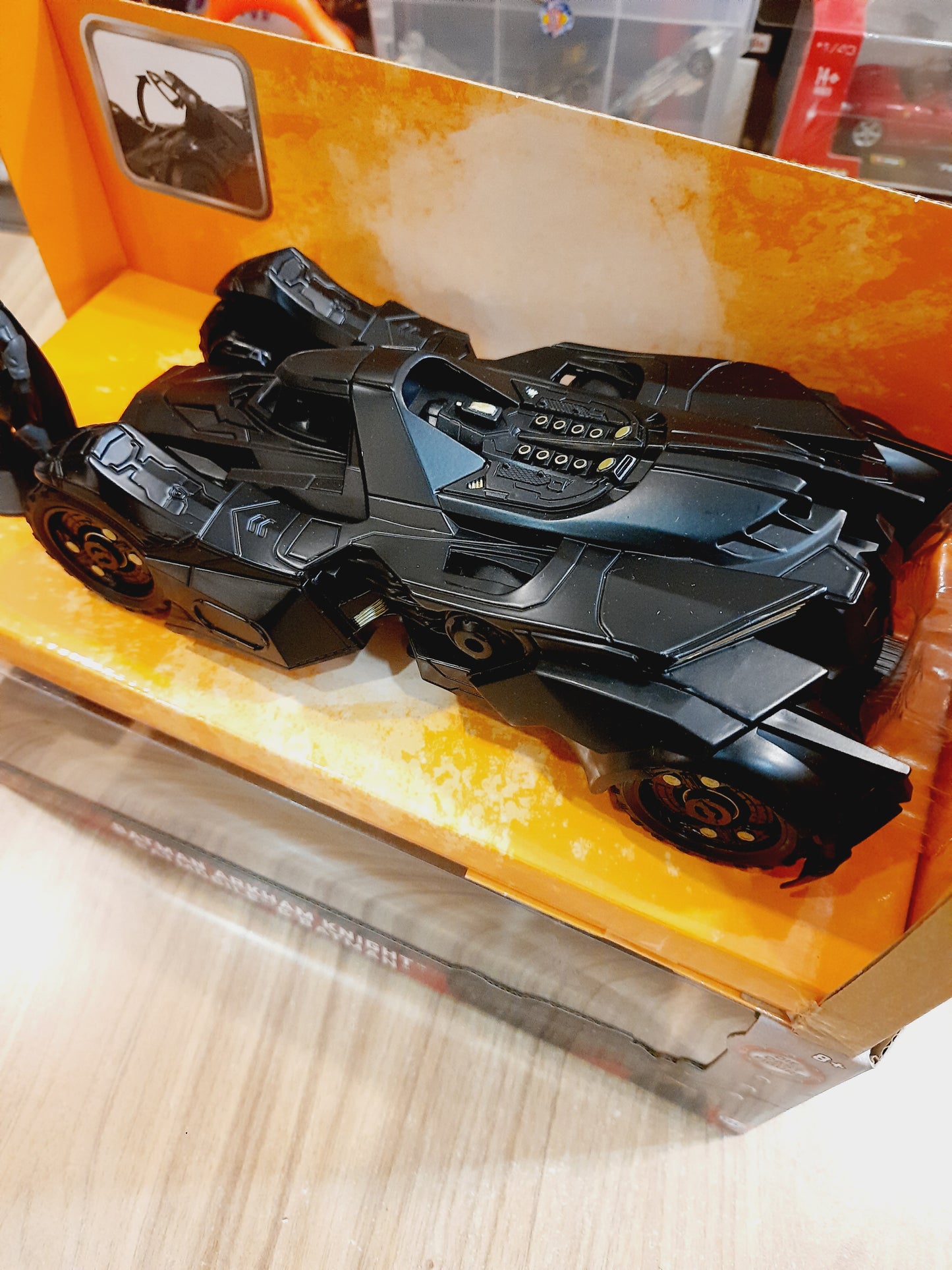 Jada Batman Arkham Knight Batmobile & Batman 1:24 Diecast Scale Model Car