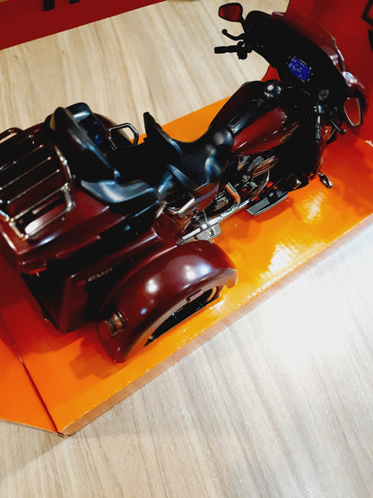 Maisto 1:12 Harley Davidson 2021 CVO Tri Glide Diecast Scale Model Bike