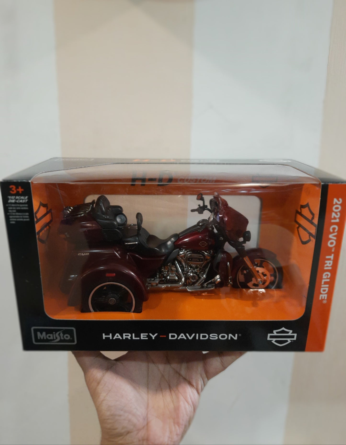 Maisto 1:12 Harley Davidson 2021 CVO Tri Glide Diecast Scale Model Bike