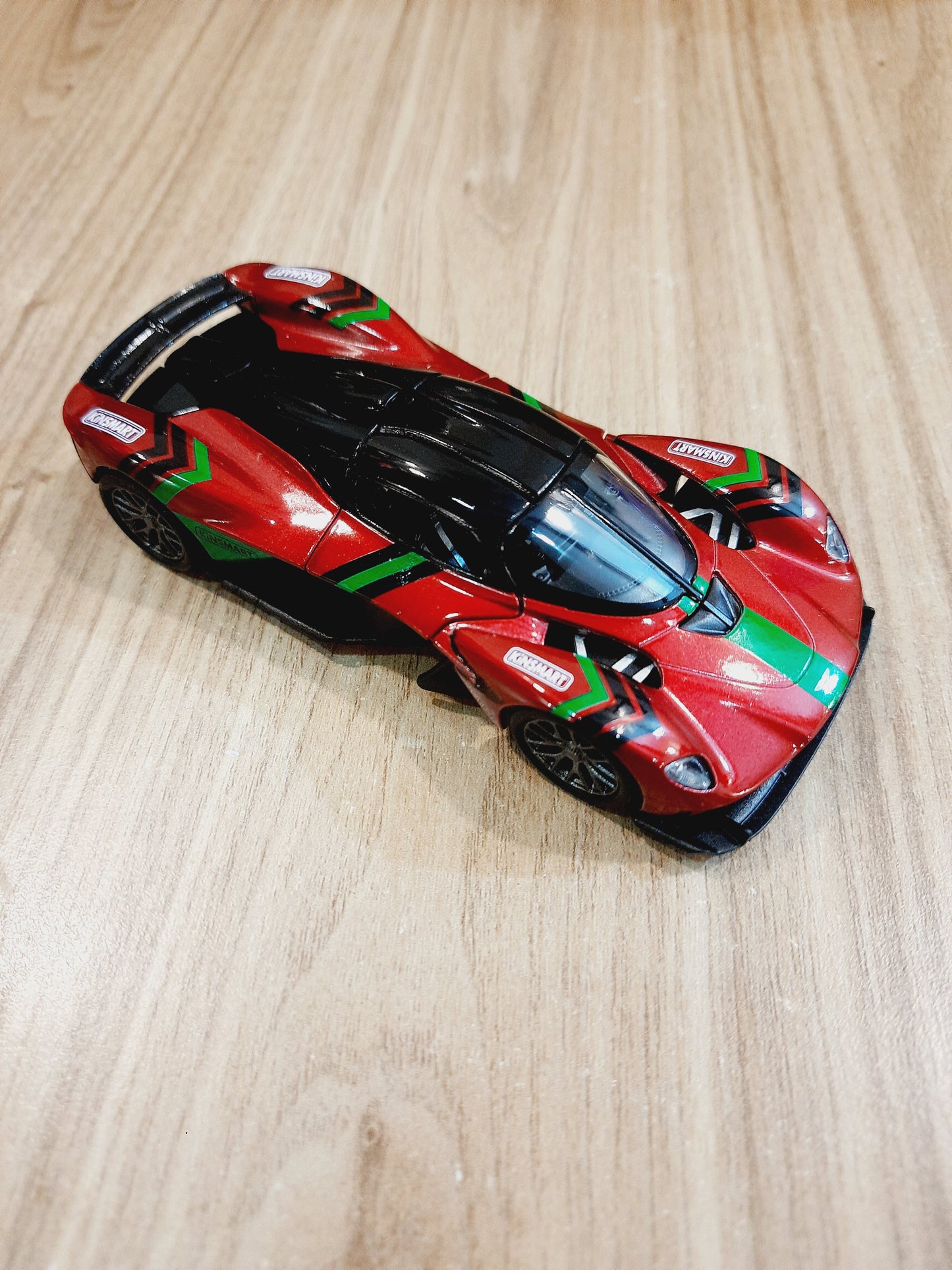 Kinsmart Aston Martin Valkyrie Livery Edition red 1:36 diecast model