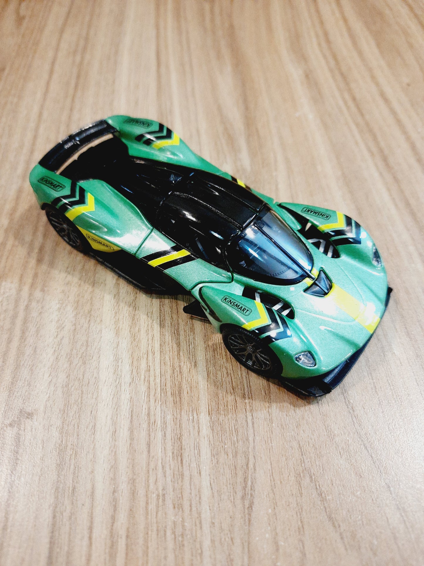 Kinsmart Aston Martin Valkyrie Livery Edition green diecast car