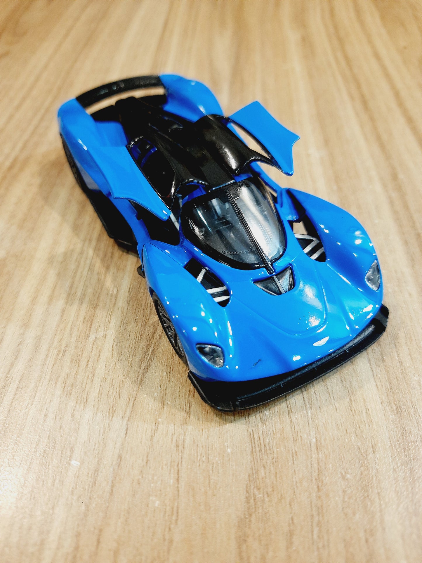 Kinsmart Aston Martin Valkyrie Diecast Scale Model Car 1:36 - KT5470D