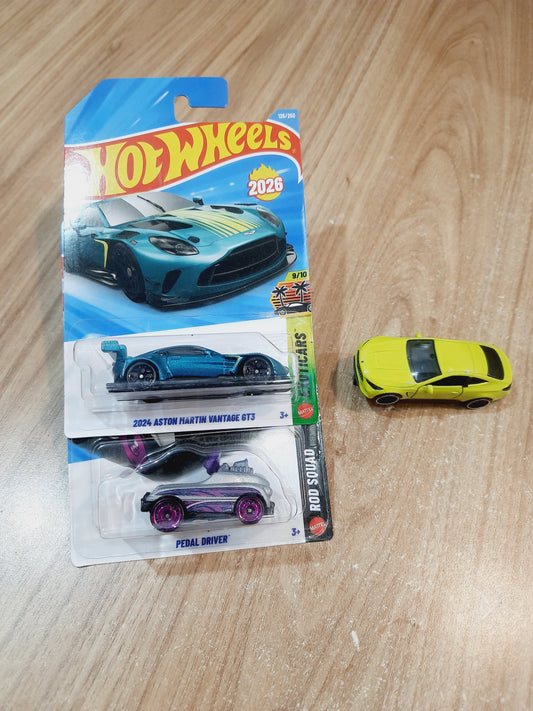 Hot Wheels 2024 Aston martin Vantage GT3, Pedal Driver & Metal Mercedes Amg CLE 53