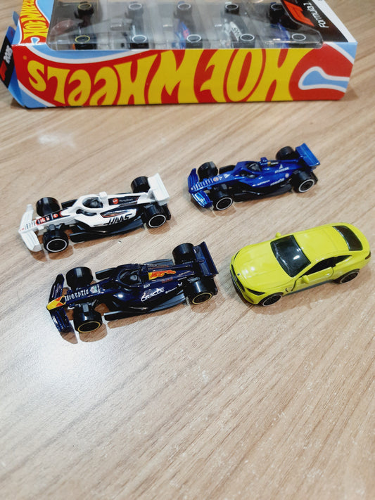 Hot Wheels Formula 1 Oracle Red Bull Racing, Atlassian Williams Racing, MoneyGram Haas F1 Team & Metal Mercedes Amg Cle 53