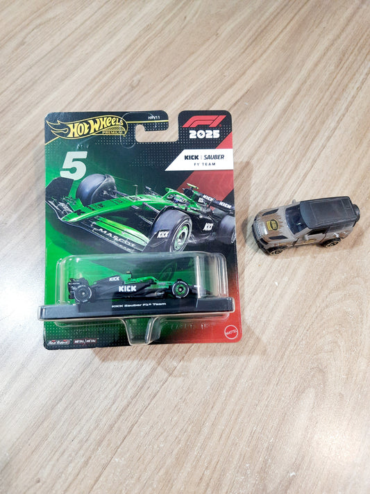 Hot Wheels Premium Formula 1 2025 Kick Sauber F1 Team #5 & Lose Metal Land Rover Defender