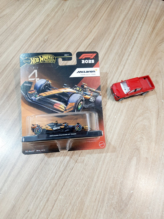 Hot Wheels Premium Formula 1 2025 McLaren Formula 1 Team #4 & Lose Metal Toyota Hilux Revo