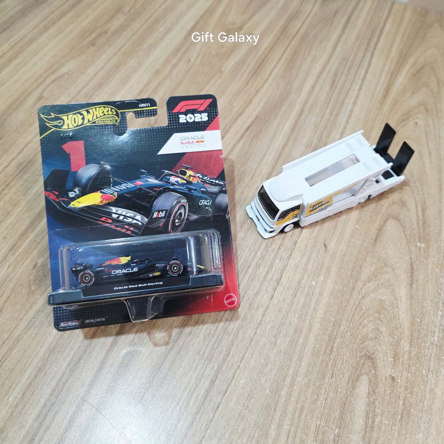 Hot Wheels Premium Formula 1 2025 Oracle Red Bull Racing & Legends Tour Kousoku Hauler Transport Truck