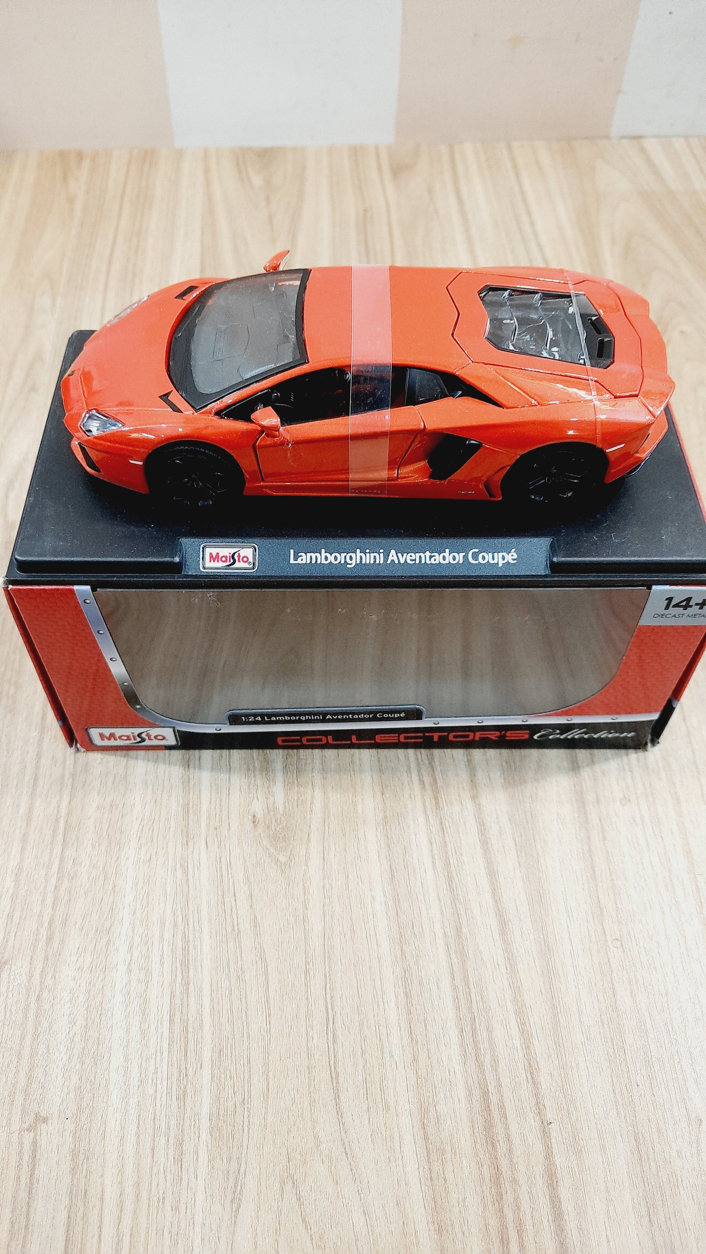 Maisto Lamborghini Aventador Coupe Diecast Scale Model 1:24